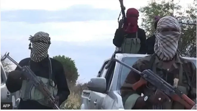 Aworan awọn agbebon to boju pẹlu ibọn lọwọ