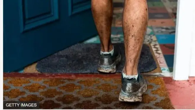 Aworan ẹsẹ to n wọ bata wọle