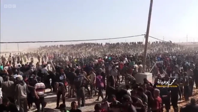 በሺህዎች የሚቆጠሩ ጋዛዊያን እርዳታ ማሰራጫ ጣቢያው ሲገቡ