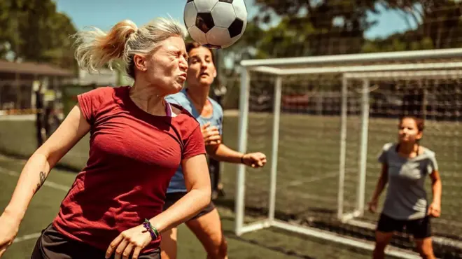 Лопта се удара главом у фудбалу