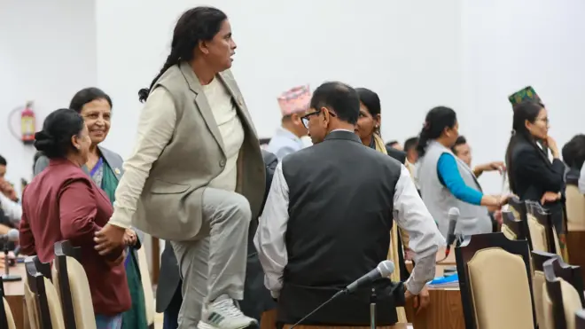 प्रतिनिधिसभामा प्रस्तावित नियमावलीको विरोध गर्दै विपक्षी दलका सांसदहरू 
