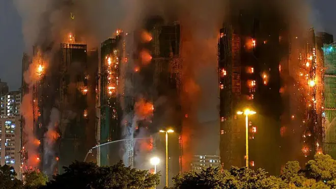 Un complejo de edificios se incendia en Hong Kong.