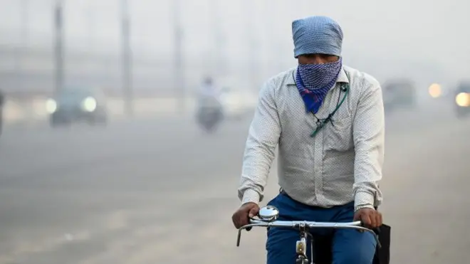 Fotoğraf 7 Kasım'da Delhi'de çekildi. Kentte hava kalitesi "çok kötü" olarak tanımlanıyor