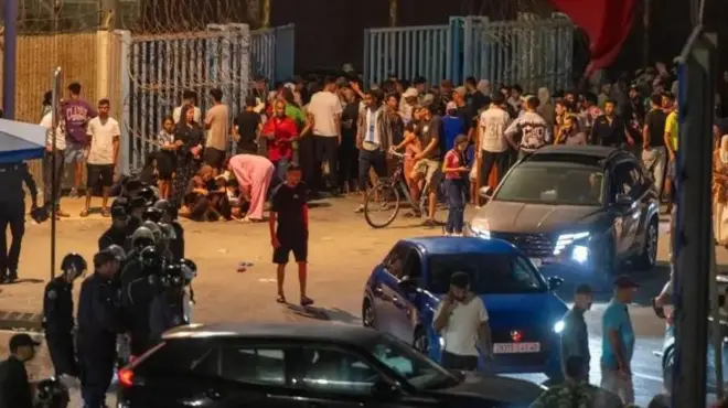 حشد عند معبر "باب سبتة" الحدودي بين المغرب وجيب سبتة الإسباني، بالقرب من مدينة الفنيدق المغربية