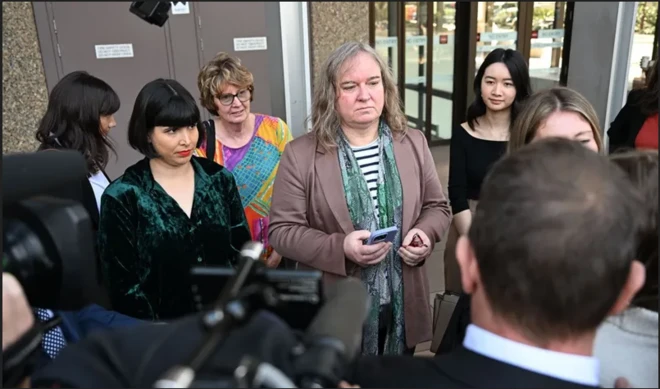 Aworan Roxanne Tickle lo wa laarin