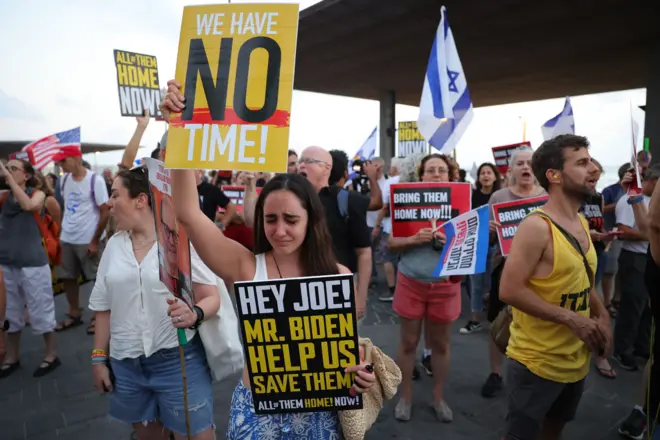 عائلات الرهائن الذين تحتجزهم حماس في غزة وأنصارهم يشاركون في احتجاج ضد رئيس الوزراء الإسرائيلي بنيامين نتنياهو ويطالبون بالإفراج عن الرهائن، خارج سفارة الولايات المتحدة في تل أبيب، إسرائيل