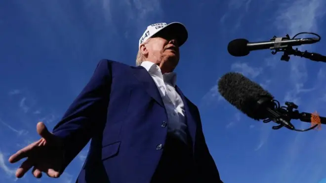 ロシアのウクライナ攻撃について記者団に語るドナルド・トランプ大統領(25日、ニュージャージー州モリスタウン)