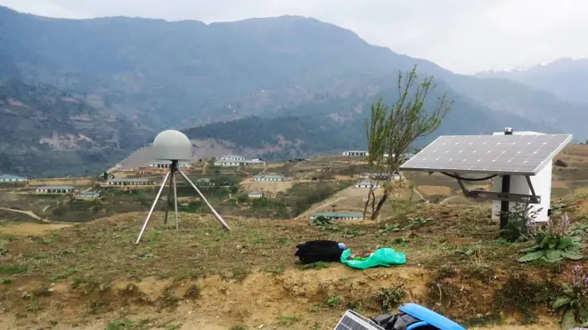 भूकम्प मापन गर्ने यन्त्र, पृष्ठभूमिमा पहाडहरू देखिन्छन्