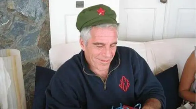 Джеффрі Епштейн у фуражці з червоною зіркою в комуністичному стилі