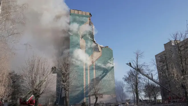 رجال الإنقاذ في موقع مبنى سكني في ترنوبل في أوكرانيا تعرض لضربة روسية، في 19 نوفمبر/تشرين الثاني 2025