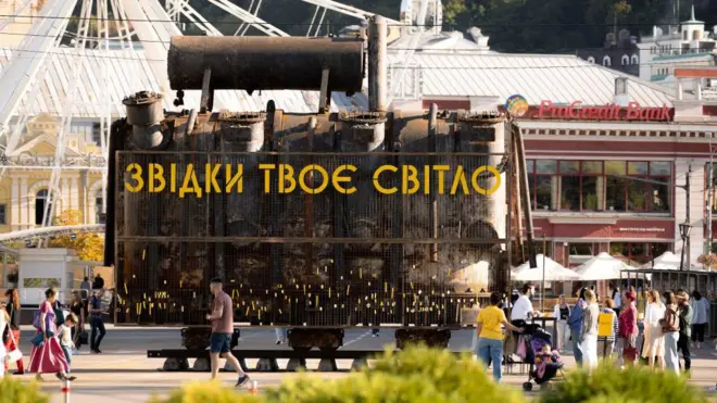 Зруйнований трансформатор Бурштинської ТЕС, який у вересні виставили на Контрактовій площі в Києві