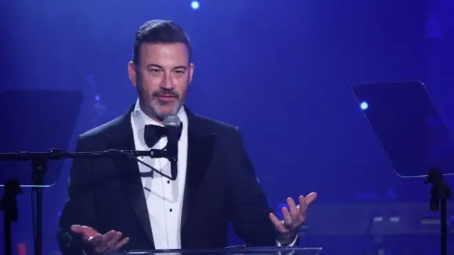 Американский телеведущий и комик Джимми Киммел выступает во время гала-вечера Recording Academy и Clive Davis' Salute To Industry Icons 50-Year Anniversary, предшествующего церемонии вручения премии «Грэмми», в отеле Beverly Hilton в Беверли-Хиллз, Калифорния, 1 февраля 2025 года.