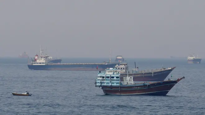 Hürmüz Boğazı'nda bekleyen gemiler ve tekneler