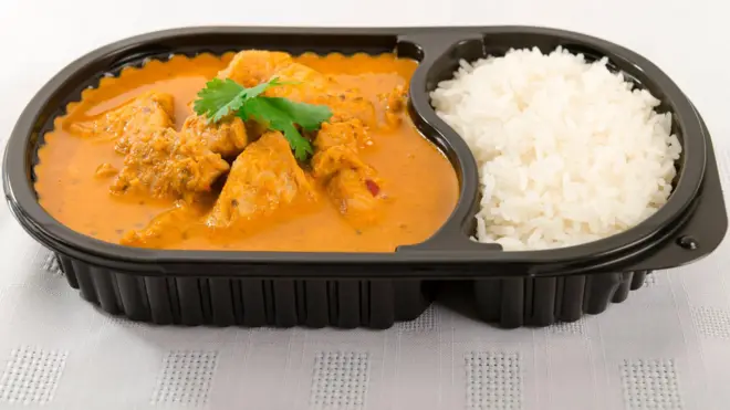 प्लास्टिकच्या डब्यातील अन्न 