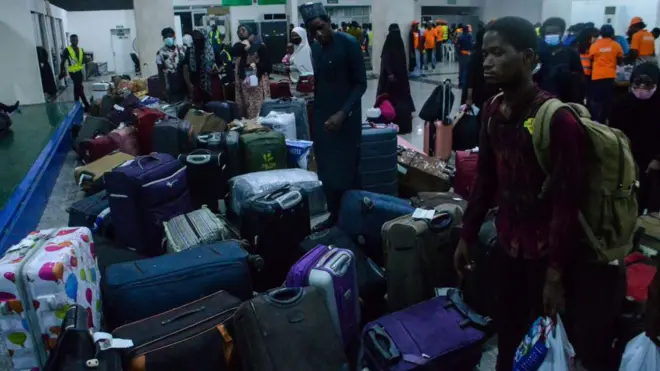 Aworan awọn arinrinajo ni papakọ ofurufu