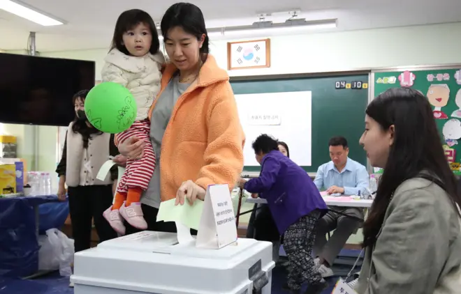 투표하는 유권자