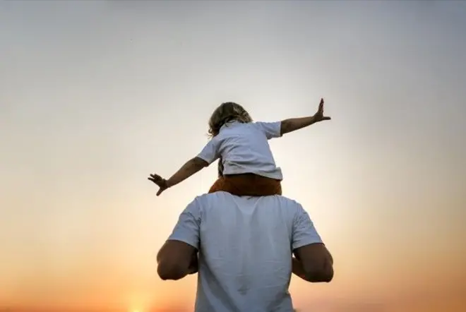 Baba kan gbe ọmọ ni kọnkọ lọrun