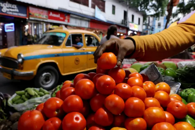 কলকাতার একটি সব্জি বাজারে আগুন দামে টমেটো বিক্রি হচ্ছে