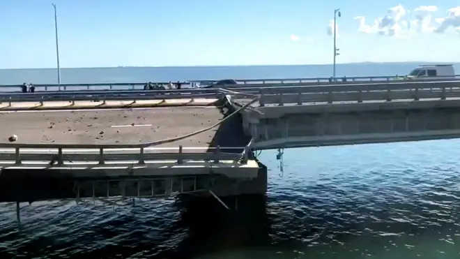 ছবিতে দেখা যাচ্ছে সেতুতে সড়কের একটি অংশ দু'ভাগ হয়ে গেছে।