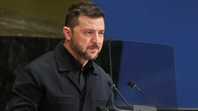 Yambaye ijaketi n'ishati vyirabura, Perezida Zelensky Volodymyr ashikiriza ijambo inama ya ONU. 