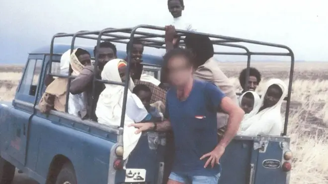 Bir Mossad ajanı, Sudan'dan kaçırılan Etiyopya Yahudileriyle dolu aracın yanında duruyor