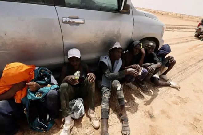 لاجئون في انتظار المساعدة من السلطات التونسية