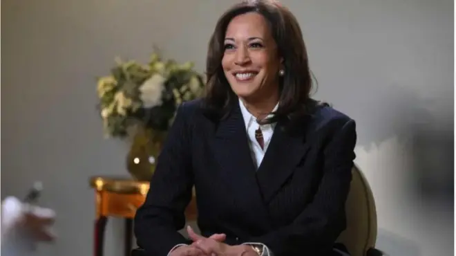 Kamala Harris, Igbakeji aarẹ America tẹlẹ lo n rẹrin ẹyẹ yii. O da irun rẹ walẹ, o si wọ aṣọ oyinbo ti awọ rẹ dudu, pẹlu funfun ninu rẹ.