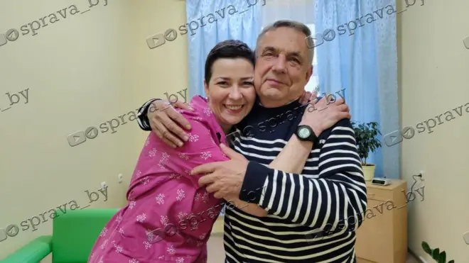 Мария Колесникова улыбается и обнимается со своим отцом.