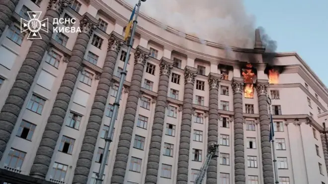 Tòa nhà chính phủ Ukraine tại Kyiv bốc cháy sau cuộc không kích của Nga. Ảnh: 7/9/2025