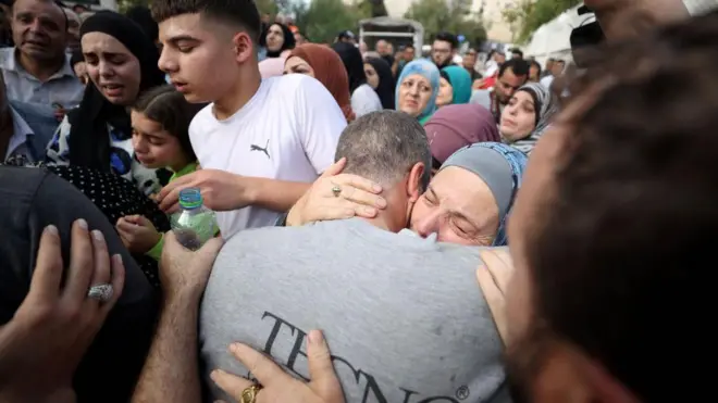 İsrail güçleri tarafından Batı Şeria'nın Al Bireh kentinde öldürülen 14 yaşındaki Eyhem Mahmud el-Şafi'nin cenaze töreninde yakınları yas tutuyor