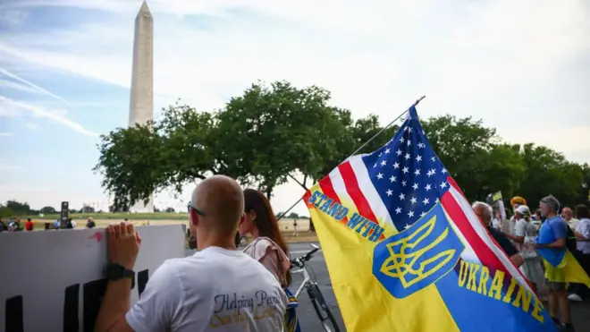 Українці та прихильники на демонстрації солідарності з Україною перед монументом Вашингтону під час 75-го саміту НАТО у Вашингтоні, округ Колумбія, Сполучені Штати Америки 9 липня 2024