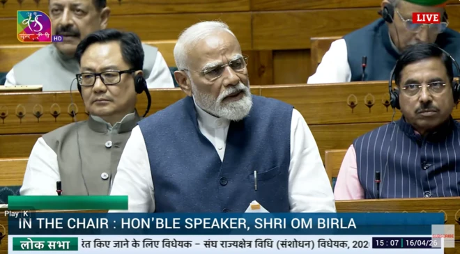 पीएम नरेंद्र मोदी लोकसभा में बोलते हुए 