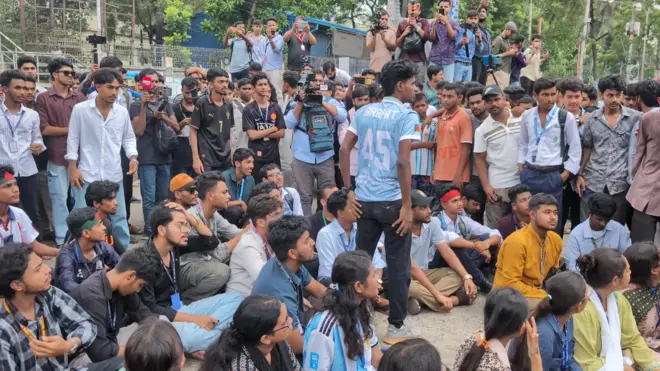 মঙ্গলবার সকাল সাড়ে এগারোটায় সায়েন্স ল্যাবরেটরিতে বিক্ষোভ করেছে পরীক্ষার্থীরা