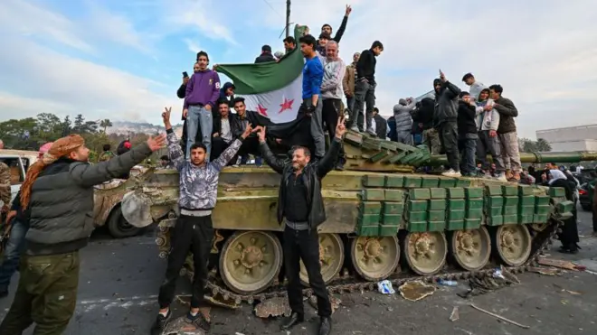 جشن مردم در میدان اموی دمشق در ۸ دسامبر ۲۰۲۴