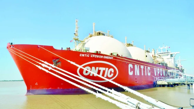 သီလဝါဆိပ်ကမ်း၌ ဆိုက်ကပ်ထားသည့် သဘာဝဓာတ်ငွေ့ရည် သိုလှောင်သင်္ဘော (ပုံဟောင်း)