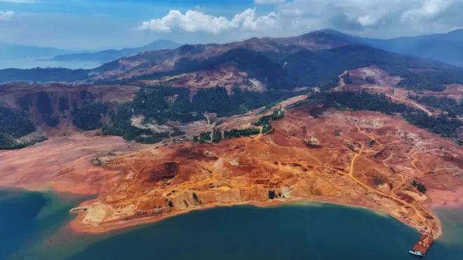 Deforestasi akibat penambangan nikel di Kolonodale, Morowali Utara,
Sulawesi Tengah, pada Oktober 2025.