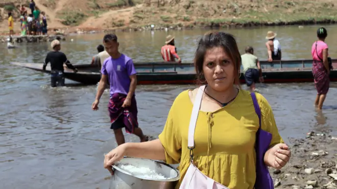 မြစ်ကိုဖြတ်ကူးခဲ့ကြရတဲ့ မြဝတီ စစ်ရှောင်တွေ 