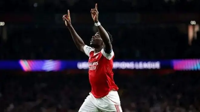 Bukayo Saka raise imtwo hands as e dey run dey celebrate