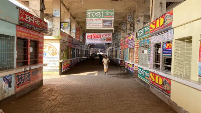 রোববার অবরোধের দিন সকালে শুনশান গাবতলি বাস স্ট্যান্ড।