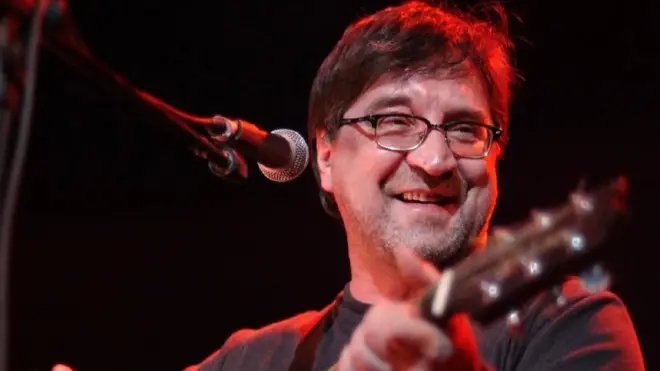 یوری شِوْچوک، خواننده اصلی و بنیانگذار گروه موسیقی راک روسی «د.د.ت» (DDT Rock Band)