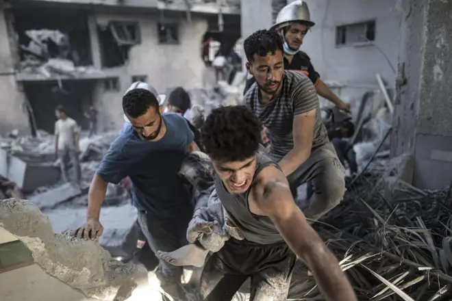 Palestinos carregam vitima de bombardeio em Khan Younis, no sul da Faixa de Gaza , em 7 de novembro de 2023