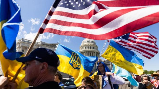 ウクライナ支援予算案の米下院通過を喜ぶ人たち（20日、ワシントン）