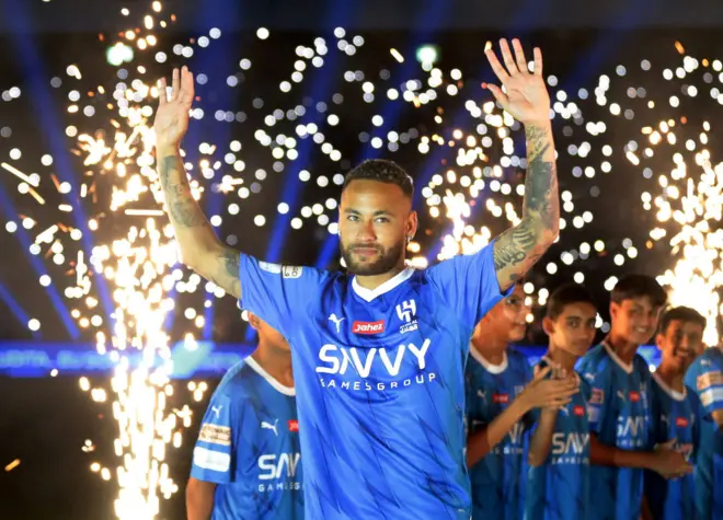 Neymar présenté avec des feux d'artifice par le club saoudien d'Al Hilal