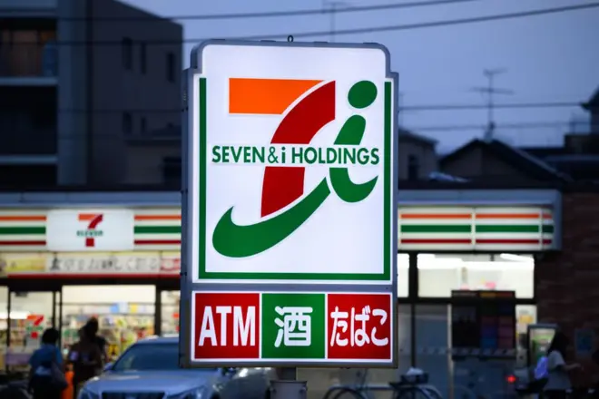 ป้ายร้านเซเว่น มีโลโก้ของบริษัทแม่ในญี่ปุ่น