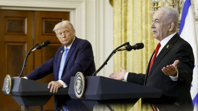 نتنياهو يميناً وترامب يساراً