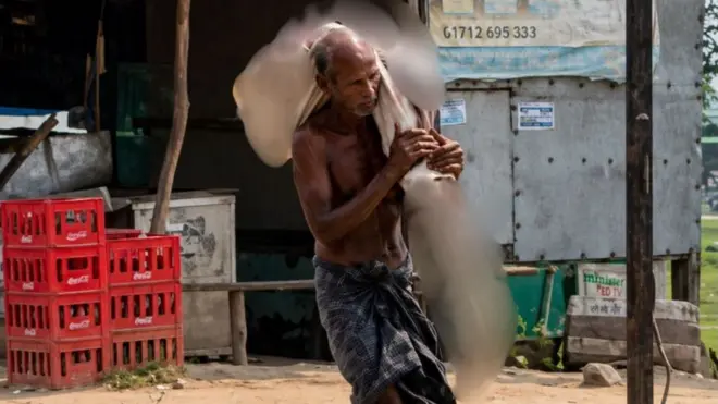 Jitu Munda yabwiye BBC Hindi impamvu yamuteye gutwara umurambo wa mushiki we kuri Banki