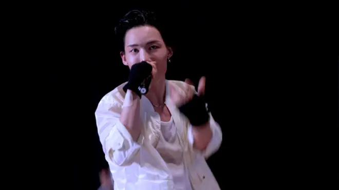 노래하고 있는 유혁 씨