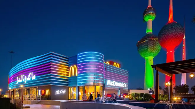 McDonald's з написом арабською, поряд яскрава східна архітектура