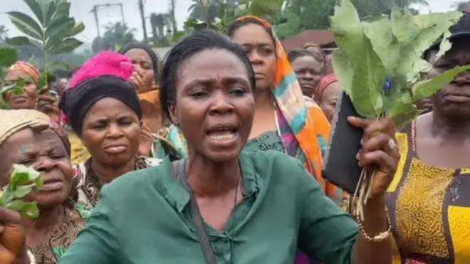 Ụmụada obodo Affa na-eme ngagharịịwe maka ntọrị ndị mmadụ n'ụlọụka dị n'obodo ha.