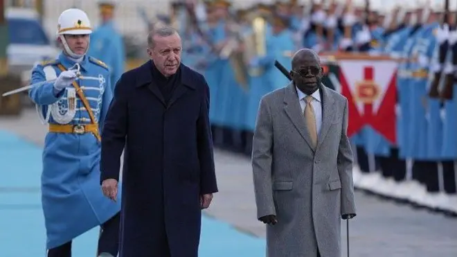 Aarẹ Recep Erdogan ti ilẹ Turkey ati Aarẹ Bola Tinubu ti orilẹede Naijiria. Ologun kan n yan bọ lẹyin wọn